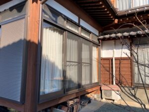縁側の大きな窓にエコ引違い雨戸で台風対策 窓 ドアリフォームの専門店 熊本のフクシマ建材窓 ドアリフォームの専門店 熊本のフクシマ建材