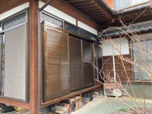 縁側の大きな窓にエコ引違い雨戸で台風対策 窓 ドアリフォームの専門店 熊本のフクシマ建材窓 ドアリフォームの専門店 熊本のフクシマ建材