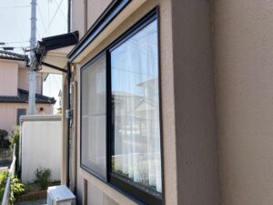 エコ面格子で出窓の台風対策 2階の窓も足場を使わずに取り付けができます 窓 ドアリフォームの専門店 熊本のフクシマ建材窓 ドアリフォームの専門店 熊本のフクシマ建材